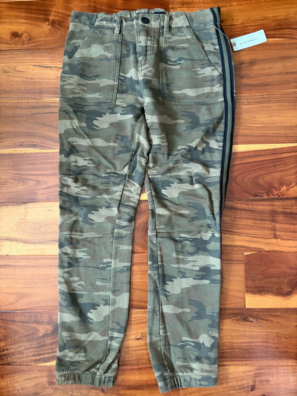 Anthropologie Sanctuary NWT women’s cropped Camo Joggers size 24P